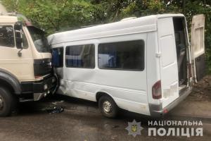 В Днепре грузовик врезался в маршрутку с людьми: есть пострадавшие