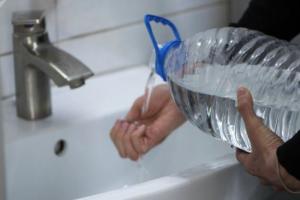 "Долго будете над людьми издеваться?": Часть Лисичанска вновь осталась без воды