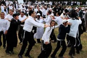 Україна дозволила приїзд хасидів на Рош ха-Шана: мер Умані продовжує одиночний протест під ОП
