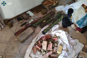 На Донбасі виявлено великий тайник бойовиків з боєприпасами та вибухівкою