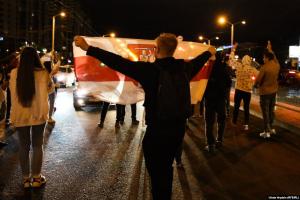 Четвертая ночь противостояния в Беларуси: разгон людей, стрельба и задержания