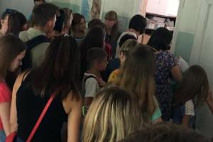 "Це просто жах!": У Лисичанську батьки з дітьми "атакують" лікарні