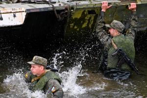 У Росії під час військових навчань при обваленні моста постраждали солдати-строковики