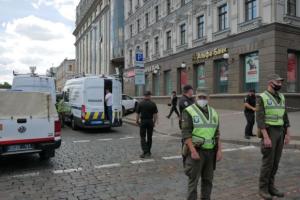 В центре Киева мужчина захватил банк и угрожает взорвать бизнес-центр "Леонардо"