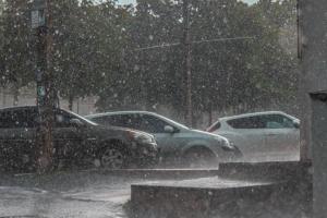 В Днепре бушевала непогода: город накрыл мощный ливень с градом