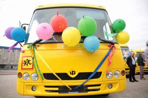На Луганщині навчальним закладам передали 4 нових автобуси