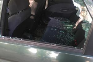 Жаркая поездка в такси: В ходе конфликта с водителем житель Рубежного разнес стекло в автомобиле