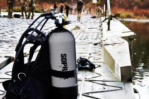 Водолазы-разведчики проверили понтонно-мостовые переправы через реку Северский Донец