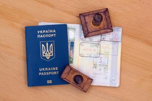 У ЄС можуть призупинити безвіз для України: подробиці