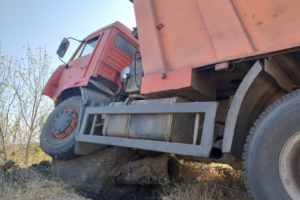 ДТП у Лисичанську: в районі Гори Попова "КамАЗ" зніс бетонний стовп