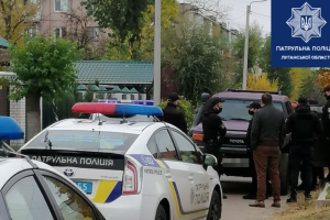Сєвєродончанка на Toyota FJ Cruiser влаштувала перегони з копами та розбила службове авто поліції