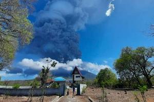 В Индонезии произошло мощное извержение вулкана Левотоло: видео