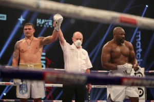 Усик vs Чісора: український боксер переміг одноголосним суддівським рішенням