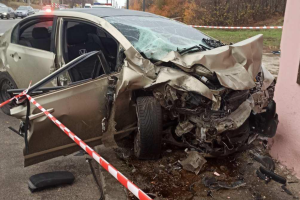 В Харькове автомобиль влетел в остановку: в ДТП пострадали 5 человек