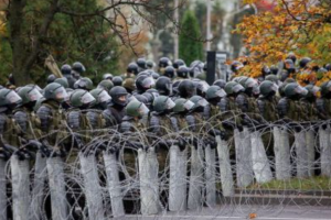 Масові протести в Білорусі тривають: у Мінську затримали медиків