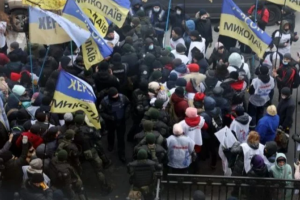 В Киеве произошли стычки между полицией и протестующими под Радой предпринимателями