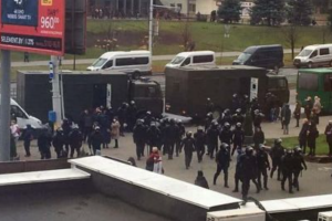 У Мінськ стягують силовиків і спецтехніку: закривають метро, почалися затримання та проблеми з Інтернетом