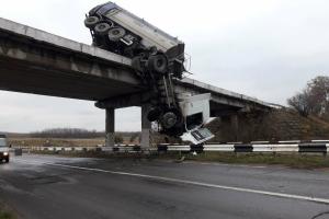 ДТП під Маріуполем: фура зависла на мосту, водій не постраждав