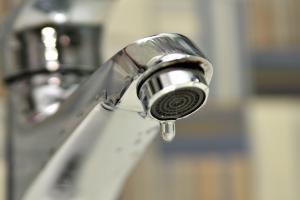 Частина Лисичанська залишилася без водопостачання: у водоканалі назвали причину