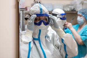 В Украине назначили пожизненные ежемесячные выплаты шести медикам, переболевшим COVID-19