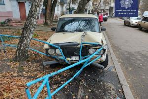 В Рубежном пьяный в стельку водитель ударил три припаркованных авто и разбил свой "ВАЗ"
