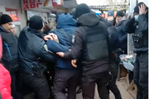 "Свавілля поліції чи законні дії?": Жителі Сєвєродонецька стали очевидцями "гучного" затримання