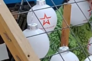 Новорічний скандал: Під Києвом на фабриці виготовляли ялинкові прикраси з логотипом армії РФ