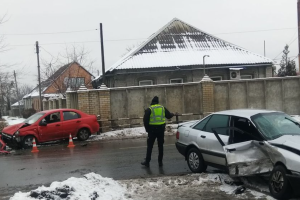 "Літають як божевільні!": У Лисичанську два легковики не поділили дорогу