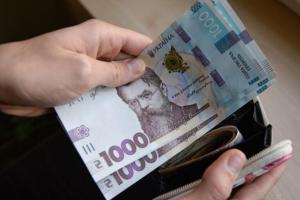 Держстат: на Луганщині середня зарплата в 2,6 рази вище мінімальної - 12 765 гривень