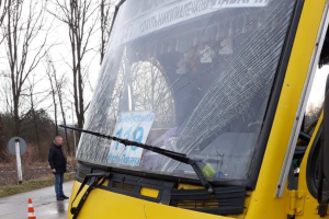 У Львівській області на переїзді зіткнулися потяг та маршрутка: є жертви