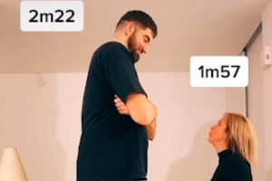 Зіркою TikTok став баскетболіст та його крихітна дівчина: відео забавної парочки