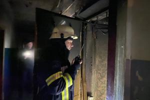 В Северодонецке горела квартира: спасатели эвакуировали жильцов подъезда и нашли пострадавшего