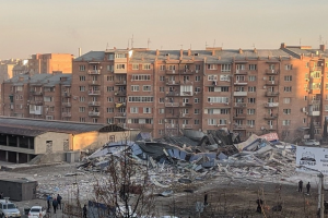 У російському Владикавказі потужний вибух знищив триповерхову будівлю супермаркету: відео