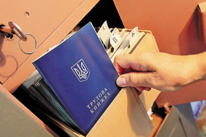 В Україні введуть електронні трудові книжки: куди подінуть паперові документи
