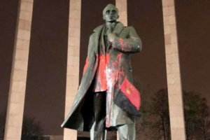 У Львові осквернили пам'ятник Бандері: вандалів зафіксували камери відеоспостереження