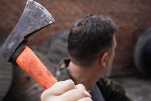 У Лисичанську молодик "вирішив" конфлікт за допомогою сокири: двоє людей - у лікарні