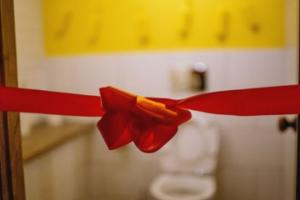 "Шкода, не було салютів": Мережу насмішило урочисте відкриття туалету до 8 Березня в одному з вузів Києва