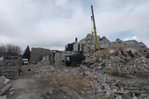 У Рубіжному залізобетонна плита розчавила кабіну крана: є загиблий