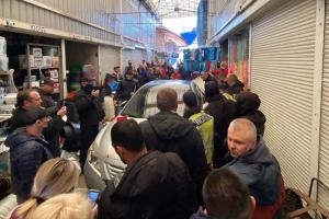 У Харкові на ринку "Барабашово" автомобіль влетів у торгові ряди: є постраждалі