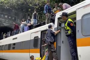 На Тайвані зійшов з рейок пасажирський потяг: десятки загиблих та поранених