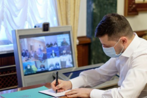 Зеленський підписав закон про відновлення виплати лікарняних