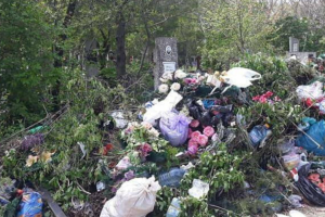 "Гадимо та вбиваємо своє місто": Що діється у Лисичанську біля кладовищ перед Великоднем