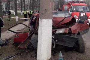 У Лисичанську ВАЗ влетів у бетонний стовп: є жертви