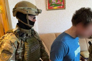 У Рубіжному чоловік метнув гранату в поліцейських: злочинець "заліг" у квартирі під ліжком