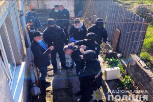 У затриманого хулігана, який розгромив супермаркет "АТБ", поліція вилучила зброю та наркотики