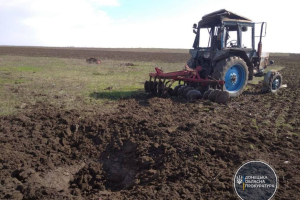 На Донбасі поблизу Гнутового підірвався трактор