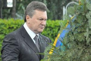Річниця "нападу ялинки" на Януковича: курйозне відео
