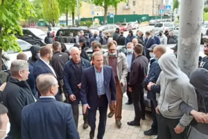 Медведчук прибув до суду: трансляція із залу суду