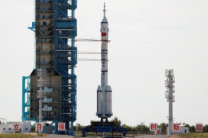 Китай успішно запустив космічний корабель з трьома астронавтами на борту