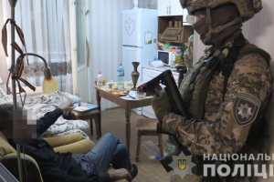 В Киеве мужчина влез в окно квартиры на 9 этаже и взял в заложницы женщину